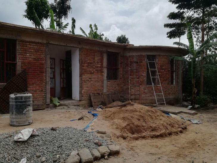 Der Bau des Familienhauses schreitet voran Der Bau des Familienhauses in Tansania nähe Arusha schreitet voran.