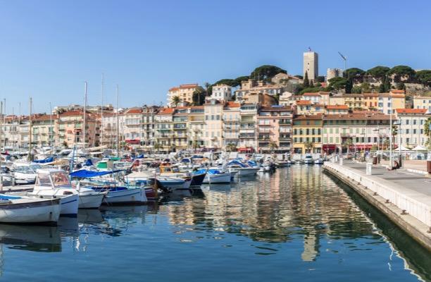 Cannes Mastertextformat - Sehenswürdigkeiten bearbeiten Croisette: Flaniermeile von Cannes, die nach dem Vorbild der Promenade des Anglais in Nizza gestaltet wurde.