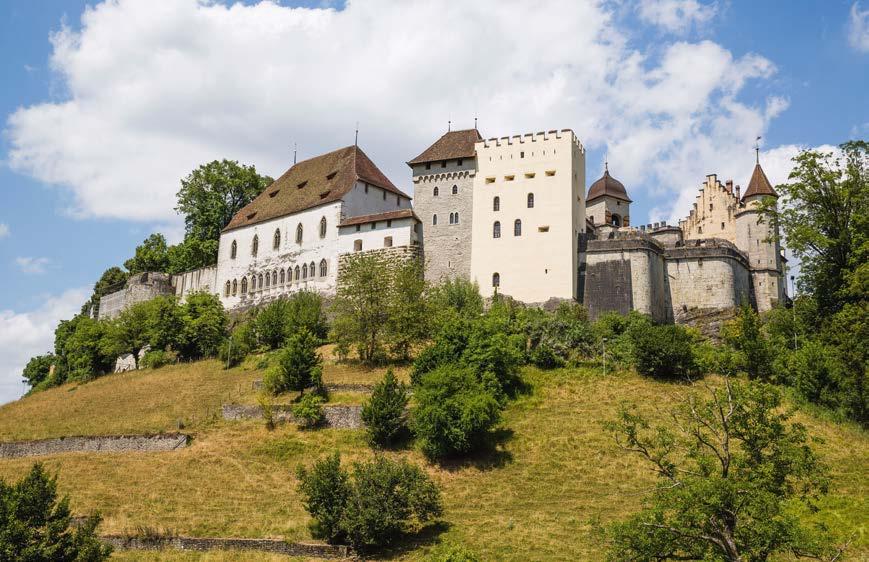 Stadt Lenzburg DIE LAGE LENZBURG. Kleinstadt mit Charme. Nur 25 km westlich von Zürich liegt Lenzburg mit seiner mittelalterlichen Altstadt und dem Schloss.