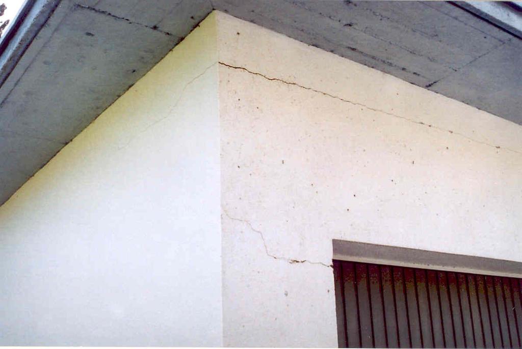 Aufschüsseln der Dachdecke Eine Trennschicht (z.b. besand. Dachpappe) auf dem Mauerwerk über Eck verhindert Rissbildungen durch das Anheben der Steine.