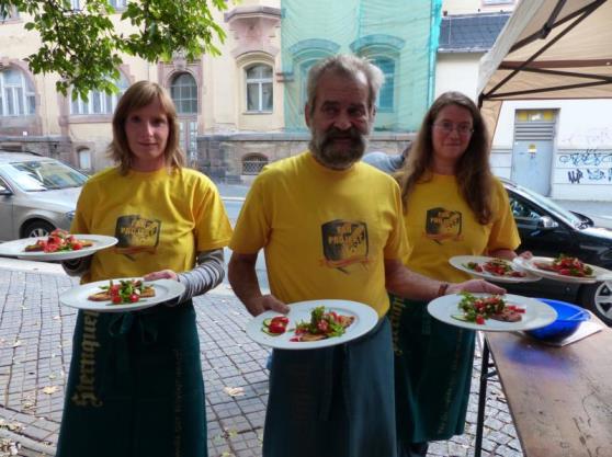 Mannschaftskapitän Rainer Förster, Sandra Maciewsky und Katja Schubert bildeten das Grillteam des Fanprojektes Plauen - Vogtland.