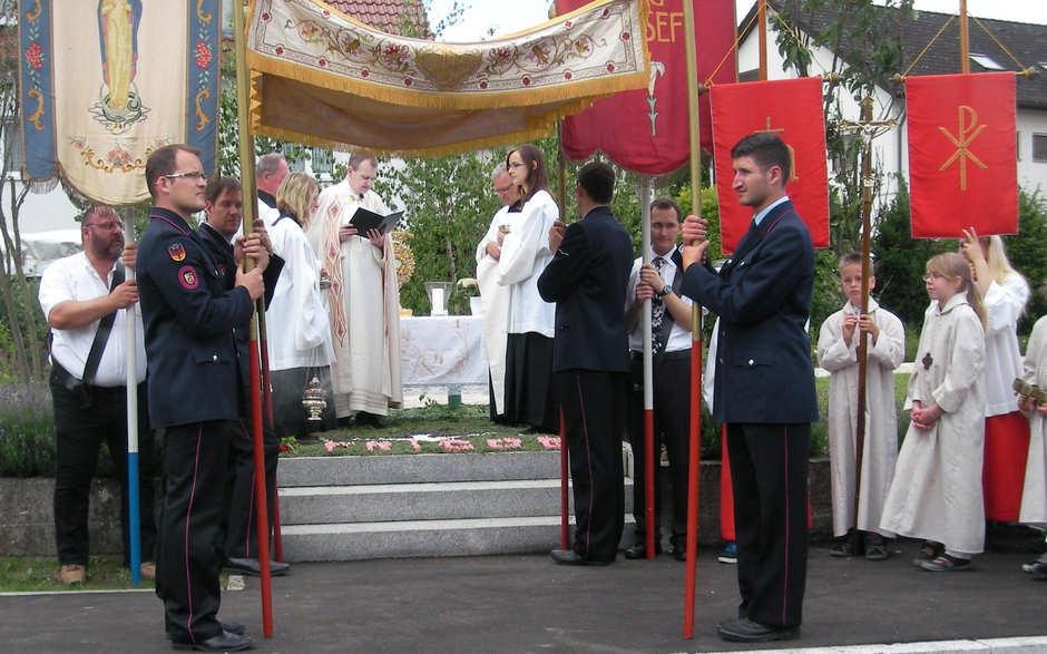 Nach einem feierlichen Gottesdienst vor dem Gemeindehaus mit Pfarrer Jürgen Zorn, konnte an Fronleichnam eine festliche Prozession stattfinden.