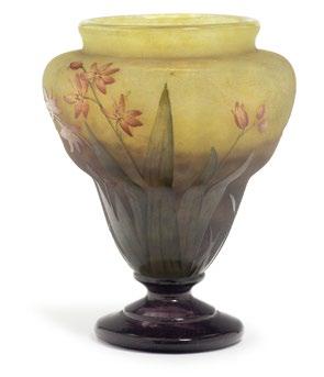 Glas 109 314405 / 42516-1 Zwei Miniaturvasen Daum frères, Nancy, 1903-1905 Farbloses Überfangglas. Vasen mit seitlichen Handhaben. Eine Vase orangefarben eingeschmolzen.