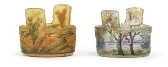 Chips an zwei Handhaben. H. 3,5 cm. 300 400 110 314407 / 42516-3 Vase Daum frères, Nancy, um 1910 Farbloses Überfangglas, gelb-violette Pulvereinschlüsse.