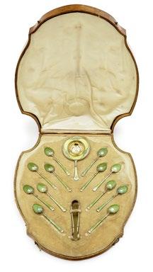 Silber 124 314816 / 42588-1 Jugendstil-Teebesteck, 14 Teile Wien (?), um 1900 Silber, vergoldet. Grünes Transluzidemail auf guillochiertem Grund.