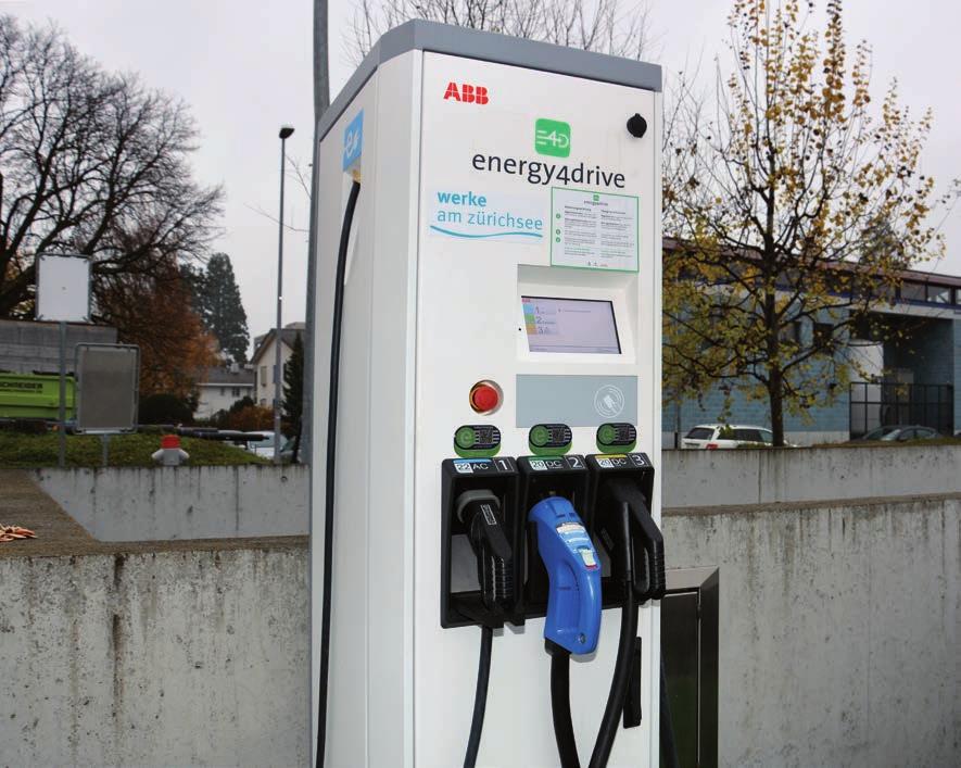 Wie sich eine Überlastung frühzeitig vermeiden lässt, erklärt Andreas Ausborn, Bereichsleiter Strom der Werke am Zürichsee AG. auf die angeschlossenen Elektroautos auf.