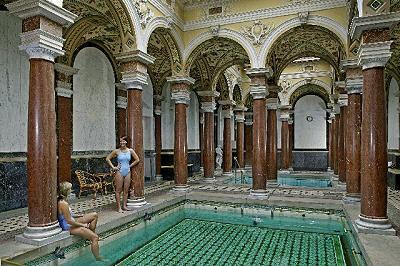 In seiner Nähe steht die sog. singende Fontäne mit Hunderten von Wasserdüsen. Ihre Wasserspiele werden jede Stunde von Musik begleitet und abends ist sie eindrucksvoll beleuchtet.