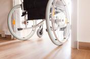 13 In unseren barrierefreien Wohnungen können Menschen, die auf einen Rollstuhl angewiesen sind, selbstbestimmt leben. Gehwagen angewiesen sind.