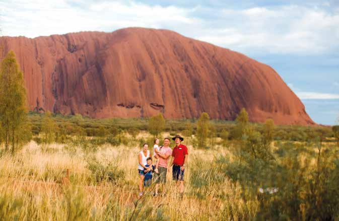 Am Nachmittag umfahren Sie Uluru und unternehmen auf den Kuniya Walk einen kleinen Spaziergang zum Mutitjulu-Wasserloch.