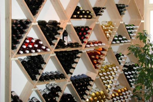 Aus der Preisliste ist ersichtlich, wie viele Flaschen in einem standard Weinregal Platz finden.