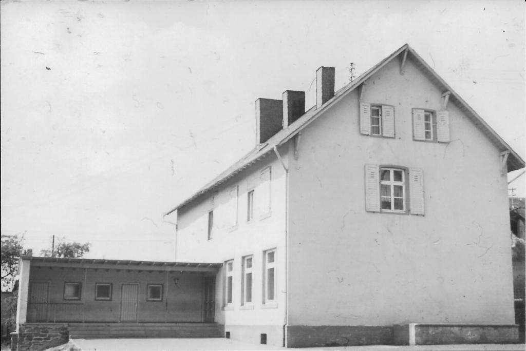 Am 01.06.1948 kam Lehrerin Ingeborg Perrot - und genau ein Jahr später wurde mit Lehrer Paul Barbian end lich die 3. Schulstelle besetzt.