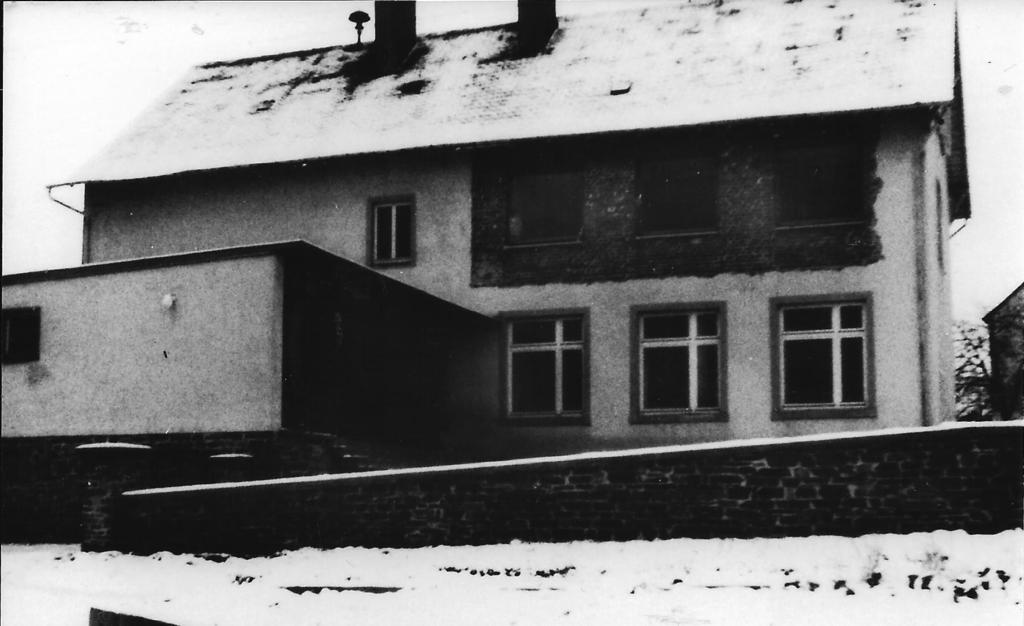 Hauptlehrer Alois Meyer wurde 1949 nach Osburg versetzt, behielt aber die Lehrerdienstwohnung in Gusenburg bis 07.Feb.1950 bei. Diese wurde nun frei für den jetzigen Schulleiter Paul Barbian.
