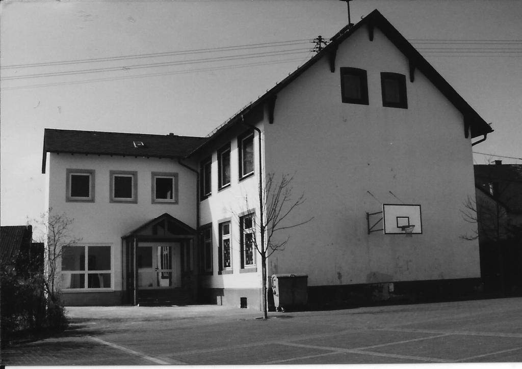 Gilles, dem Leiter des Bauamtes der Kreisverwaltung, Roland Eiden und einigen Kindern der Grundschule nahm Bürgermeister Winfried Sander61 mittels eines Baggers am 29. Mai 1996 diesen Spatenstich vor.