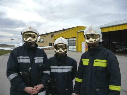 Wie im "Krieg der Sterne". Die "Firefighters" mit Helm und Hitzeschutzvisier.