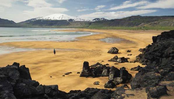 Der Goldene Strand unter dem Snæfellsjökull. LANDSCHAFTLICHE VIELFALT IM SÜDEN UND WESTEN Foto: B.Á.» Islands Diversität kennenlernen mit Küsten, dem Hochland, Vulkanen und Geysiren!