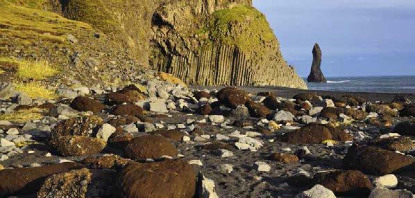 Tuffsteine und Basaltsäulen bei Reynisfjall, Südküste. ENTSPANNT RUND UM ISLAND 15 TAGE Foto: R.S.» Viel von Island sehen aber in einem gemütlichen Tempo.
