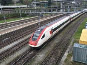 3. Mobilitätsdrehscheibe Kaum ein Standort in der Schweiz, bei dem ein Autobahnanschluss mit einem S-Bahn-Bahnhof derart elegant kombiniert werden kann Autobahnanschluss und Bahnhof St.