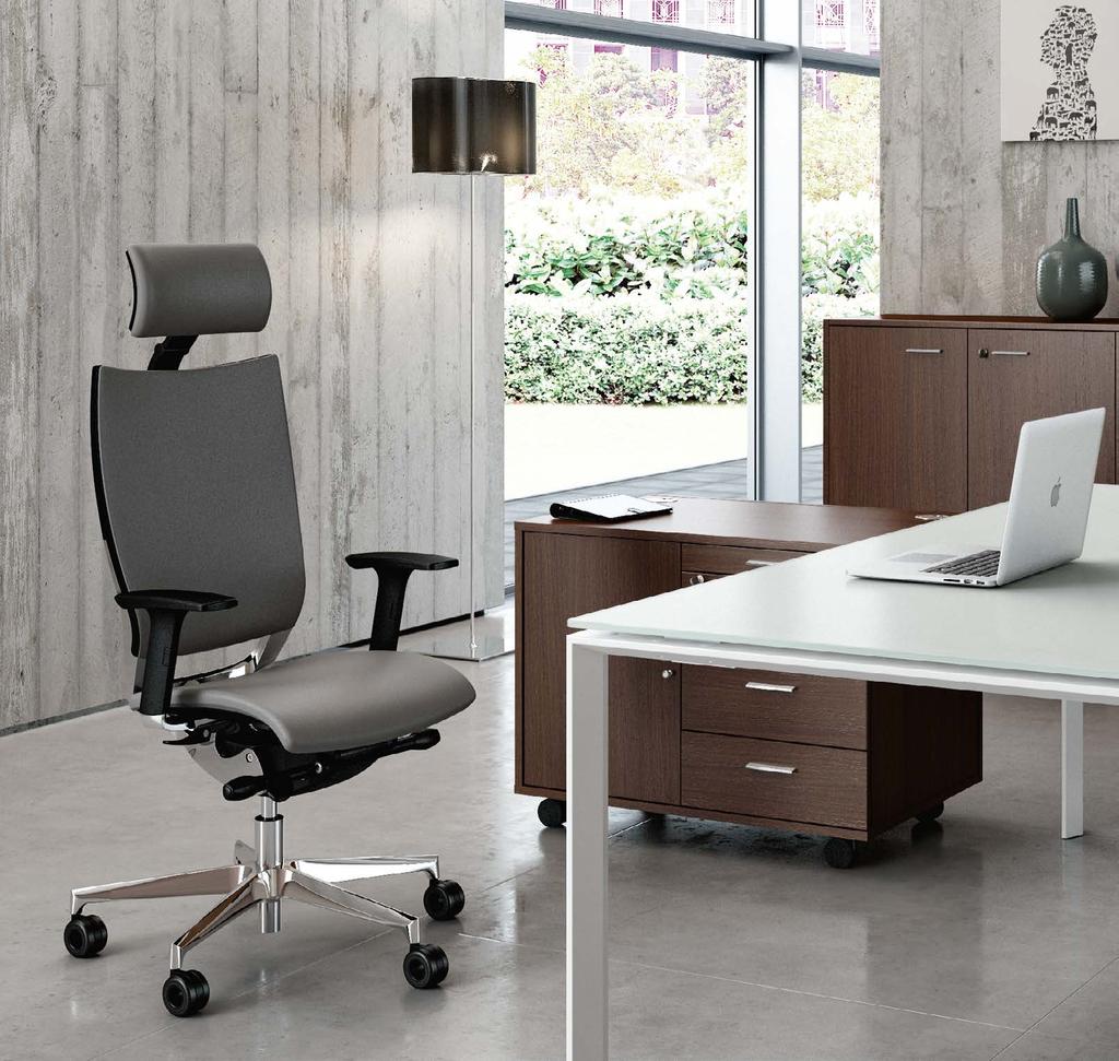 A semi-executive chair with styling and functional characteristics that meet both aesthetic and practical requirements.