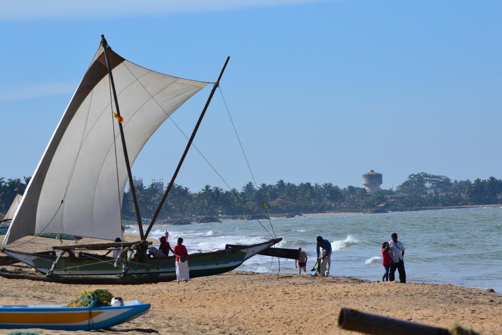 Reiseverlauf Tag 1: Negombo Sri Lanka ist als Perle des indischen Ozeans bekannt, das Land eröffnet uns seine atemberaubende Welt mit palmenversehenen Stränden, spannender Kultur und heiligen