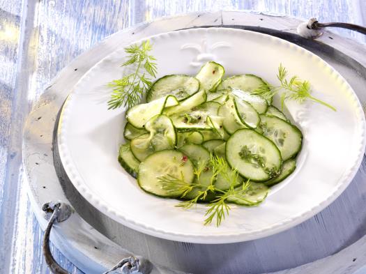 6.6 Gurkensalat Salat 15 kg Salatgurke frisch 500 ml Kräuteressig 200 ml Rapsöl, Pfeffer 50 g Zucker 50 g Dill frisch ~ 160 g Ausgabemenge pro Person 1.