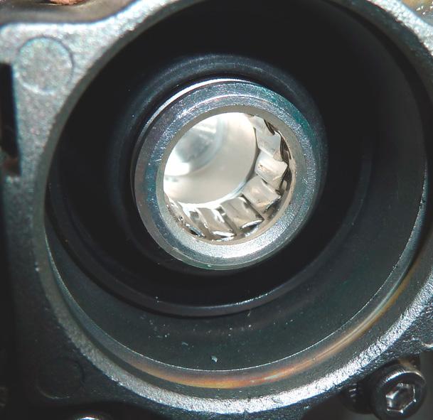 zwischen 20 und 23 Nm. (ill. 26) Place the washer and the nut inside the panel and tight the nut between 20 and 23 Nm.