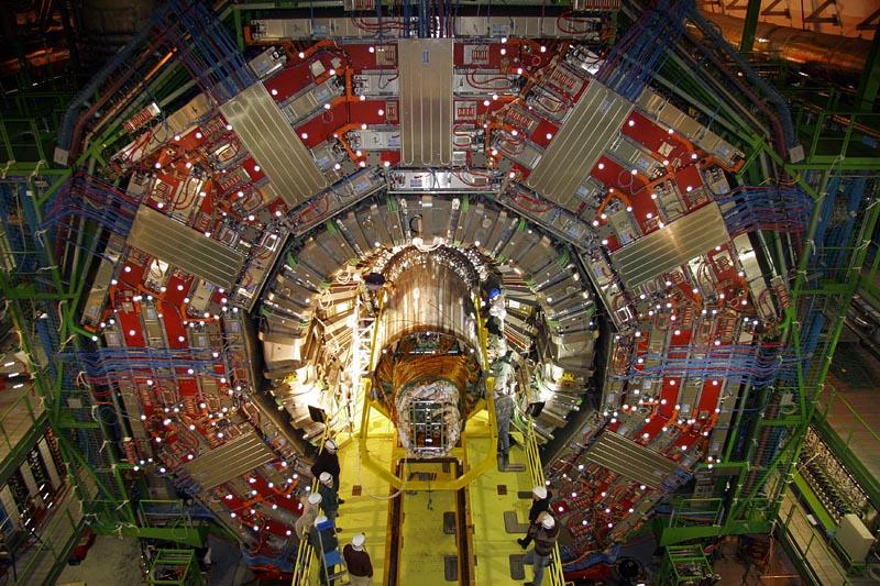 9 Abbildung 4: Foto des CMS Experiments am LHC und