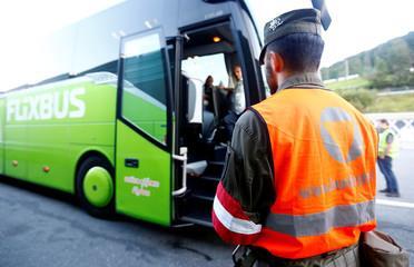 Herausforderungen für den Fernbus: Grenzkontrollen Für FlixBus steht Sicherheit an erster Stelle Grenz- und Ausweiskontrollen führen in der Regel zu erheblichen, verbraucherunfreundlichen