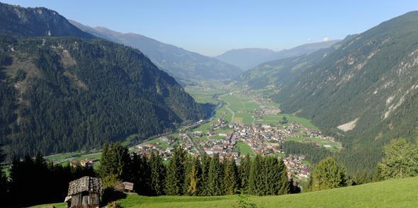 Zillertal Das Zillertal zweigt etwa 40 km östlich von Innsbruck, nahe Jenbach, vom Inntal ab. Es ist das breiteste der südlichen Seitentäler des Inn.