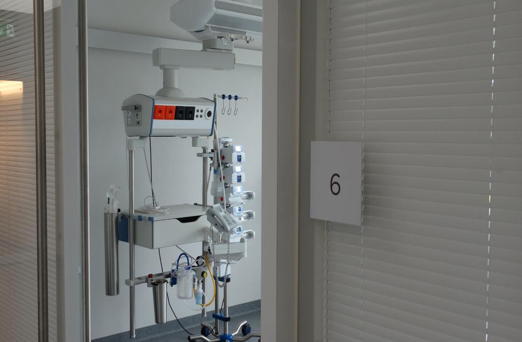 Intensivstation Komplexe Eingriffe Perioperativ kann die Patientenbetreuung durch eine SGI-akkreditierte Intensivstation ergänzt werden. Sie verfügt über 6 Einzelzimmer mit 3 Beatmungsplätzen.