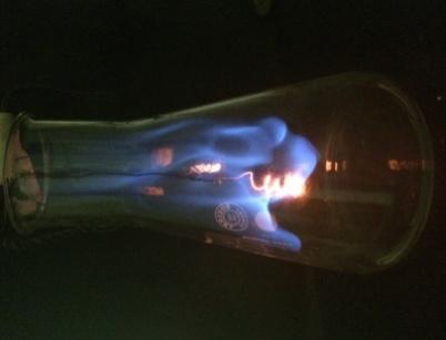 Wird der Flammpunkt durch das Glühen des Platindrahts von Aceton überschritten, entzündet sich das gasförmige Aceton über der Flüssigphase.