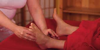 Ayurvedische Massagen Ayurvedische Öl-Massagen und Behandlungen vitalisieren auf einzigartige Weise das Körpergewebe. Der gesamte Organismus entspannt sich und wird mit neuer Lebensenergie versorgt.