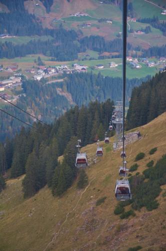 bis zur Auenhütte und anschließend weiter über die Schröfflesäge, Fuchsfarm und Schöntalhof nach Hirschegg. 6.Tag - Samstag: Von der Kanzelwand Bergstation nach Hirschegg.