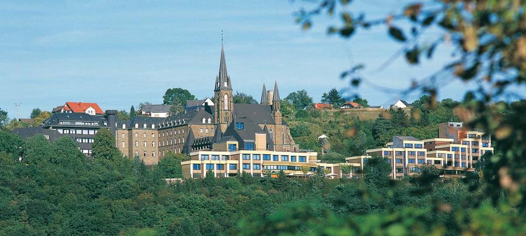 KLINIK OTTWEILER Qualitätsbericht 2008 Vorwort Marienhaus Die Marienhaus GmbH wurde 1903 von der Ordensgemeinschaft der Waldbreitbacher Franziskanerinnen gegründet und zählt heute mit mehr als 80