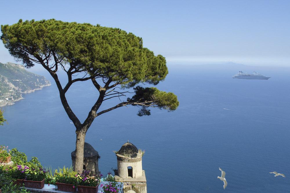 2. TAG / SO. 12. M AI 2019 AM ALFI W ir nehmen uns den ganzen Tag Zeit für das wunderschöne und pittoreske Amalfi.