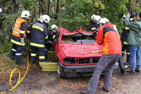 Filmprojekt Wappla Im Zuge eines Filmprojektes wurde die Freiwillige Feuerwehr damit beauftragt, verletze Personen aus einem Auto