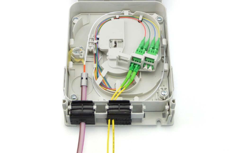 Eine robuste Ausführung, modernes Design und eine schnelle einfache Montage machen dieses Gehäuse zum idealen FTTx Abschlusspunkt.