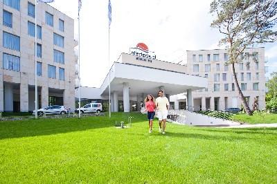 Alle Annehmlichkeiten des Hotels sind somit zentral zu erreichen, ohne das Räumlichkeiten über das Grundstück verlassen werden müssen. Der gesamte Hotelkomplex heißt Avangard Resort.