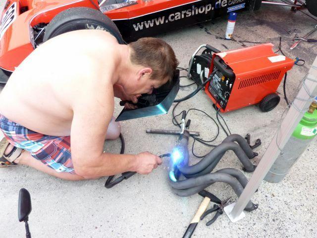 Oswin in sommerlicher Arbeitskleidung beim Bau eines neuen Motorhalter.