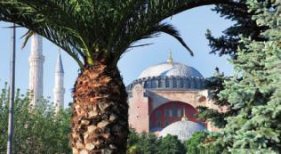 Wie reich die Kuppeln und Wände der Hagia Sophia einst geschmückt waren, zeigen die berühmten goldenen Mosaiken, die einst unter Putz versteckt, heute wieder