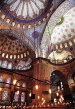 Sultan Ahmet I. gab den Prachtbau in Auftrag, den Hofarchitekt Mehmet Aga zwischen 1609 und 1616 ausführte.