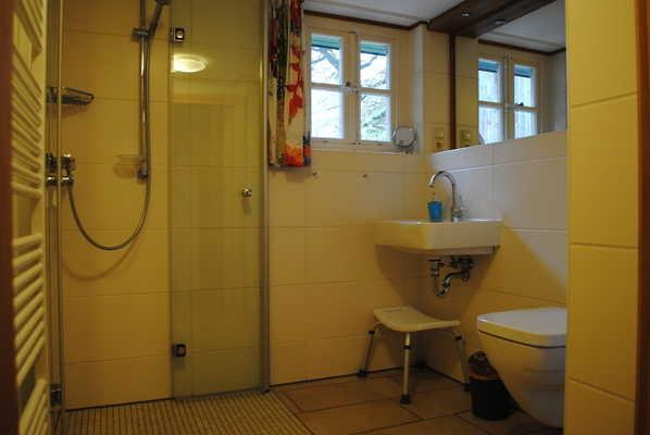 Der Spiegel ist im Stehen und Sitzen einsehbar. Dusche Höhe der Oberkante Duschwanne zum angrenzenden Bodenbereich: 0 cm. Bewegungsfläche in der Dusche - Breite: 175 cm.