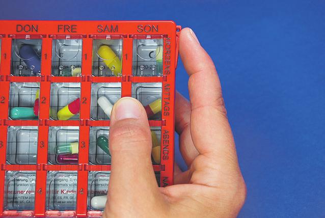 Die DOSETT Sicherung (kann bei Bedarf eingesetzt werden) Sollten Sie Kinder oder Enkelkinder im Haushalt haben, ist es sinnvoll die Arzneikassette vor unbefugtem Öffnen zu schützen.