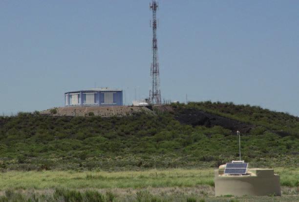 Ein Bodendetektor und die Teleskopstation Leones im Süden des Detektorfelds nomische Observatorien weitab der Zivilisation befindet, unabdingbar.