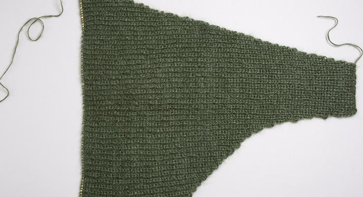 MOHAIRPULLOVER MIT FLEDERMAUSÄRMELN STRICKEN S. 15 24 12. R. (RÜCKREIHE) In der 12ten Reihe wird nun wieder eine Masche an der rechten Seite neu angeschlagen. 17. R. (HINREIHE) Am Ende der 17ten Runde das ist eine Hinreihe - wird eine Masche an der linken Seite zugenommen.