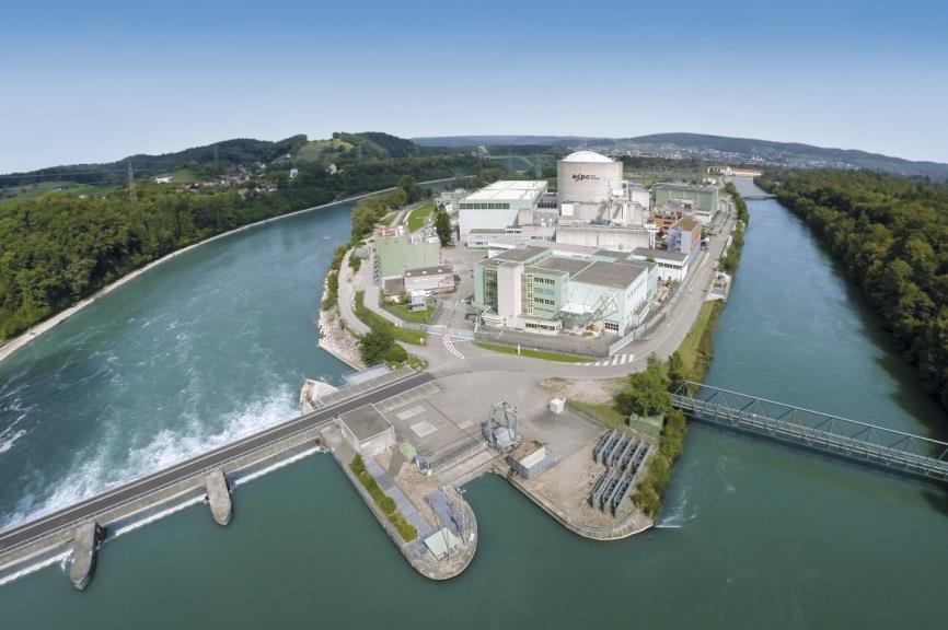 Abbildung 3: Kühlung mit Flusswasser im Kernkraftwerk Beznau (Quelle: Axpo). Abbildung 4: Kühlung mit Kühlturm im Kernkraftwerk Leibstadt (Quelle: Axpo).