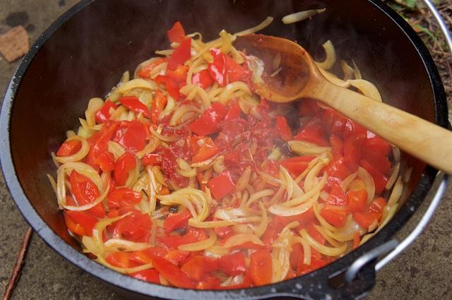 Wenn das Gemüse glasig ist, gebe ich noch das Tomatenmark dazu und lasse es kurz anbraten. Dann geht es ans Würzen. Wir lieben unsere Jalapeno-Flocken.