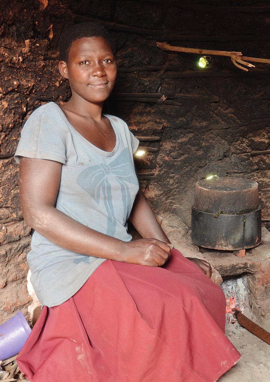 WENIGER BRENNHOLZ, WENIGER RAUCH, MEHR ZUKUNFT LEHMÖFEN FÜR FAMILIEN IN ARMUT IN TANSANIA Auf einer offenen Feuerstelle aus drei Steinen zu kochen ist im Nordwesten von Tansania alltäglich.