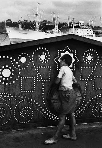 Ich sehe was, was Du nicht siehst. Dieser Junge schaut durch eine Öffnung im Brückengeländer. Dabei bemerkte er gar nicht, dass Marc Riboud ihn fotografiert hat.