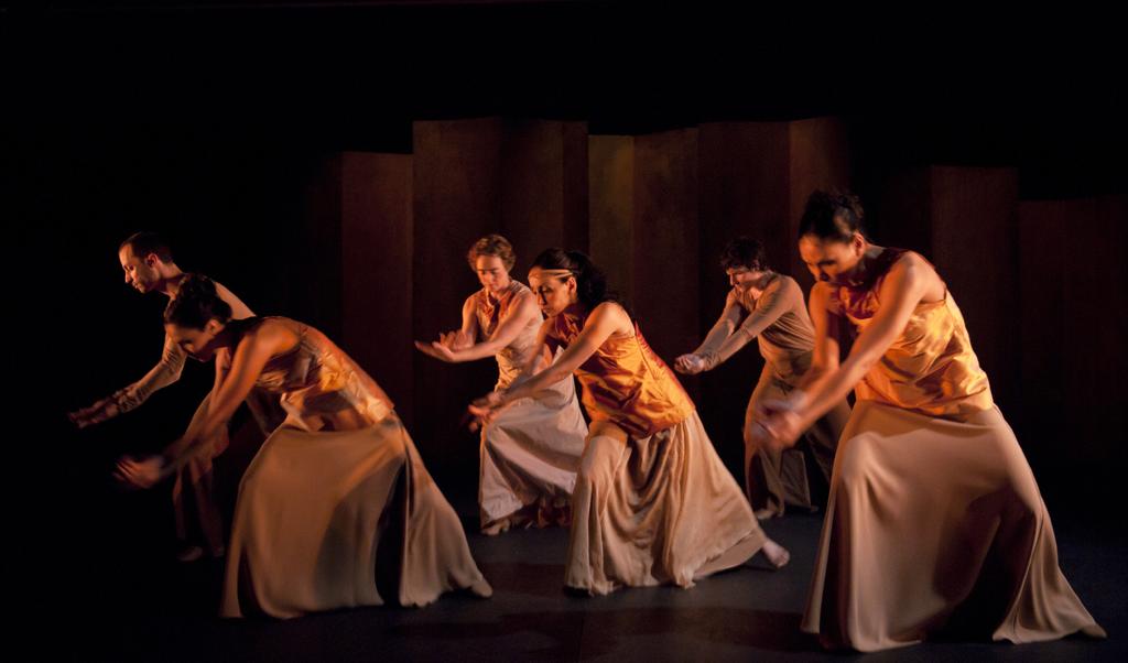 Tanzcompagnie Flamencos en route Orpheus. Eurydike. Das Paradies 8 Zur Choreografie Ihre Kreativität entfaltet sich im Aufbruch und in der Auseinandersetzung mit den neuen Dimensionen.