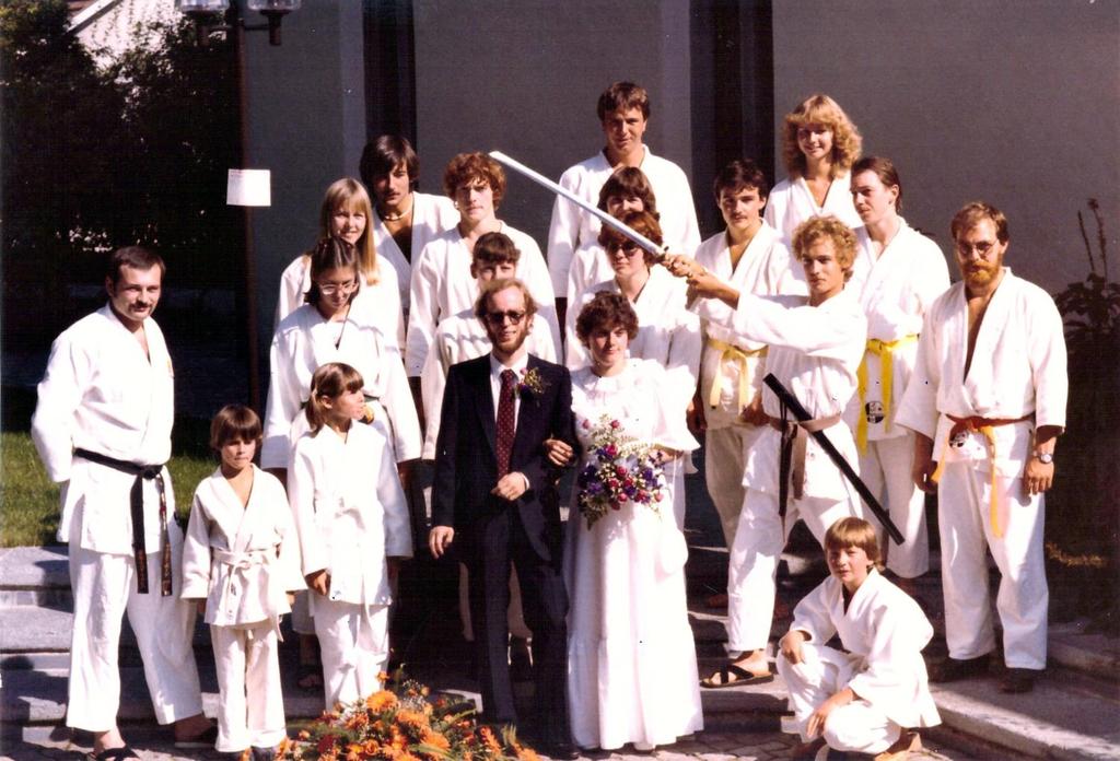 ABBILDUNG 21: HOCHZEIT UELI PORTMANN 1982 (LINKS JU-JITSU TRAINER UND VIZE-PRÄSIDENT WALTER BORN, QUELLE: JOSEF GUTMANN) 1985: Anschaffung 140m2 neuer Matten 1988: Fusion mit 'Judo Club